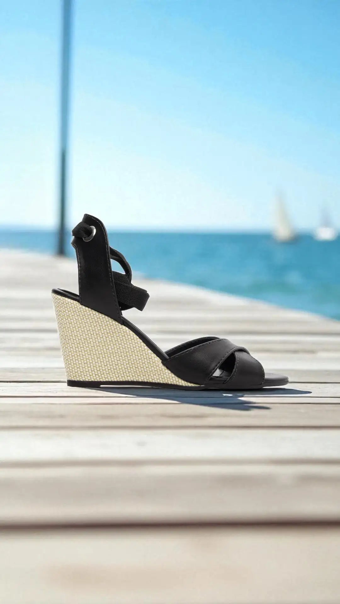 Sandália Anabela Napa Preta com Ilhós Dourado Salto 7 cm