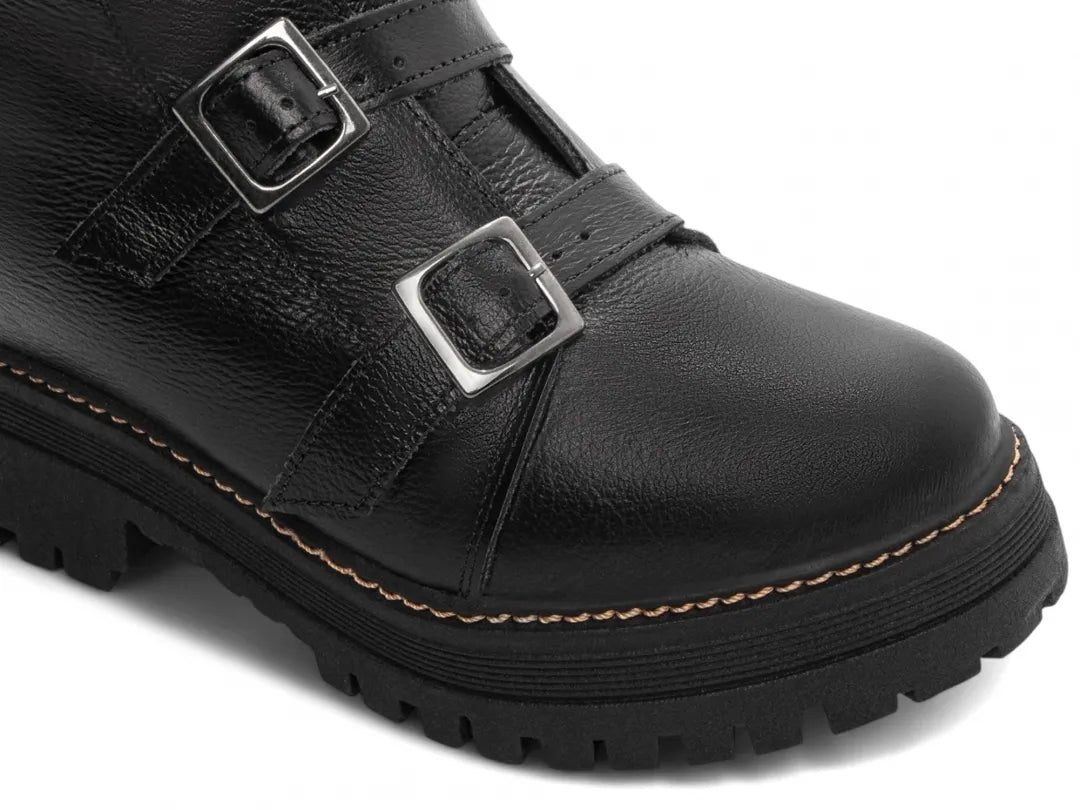 Bota Coturno Couro Preto Tratorada Fivela Grafite