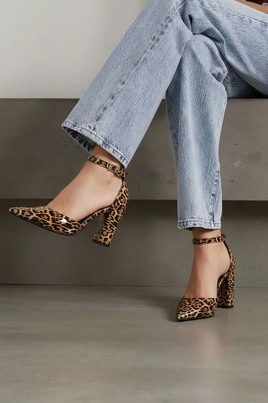 Sapato Scarpin Verniz Onça Salto 9cm com Fivela