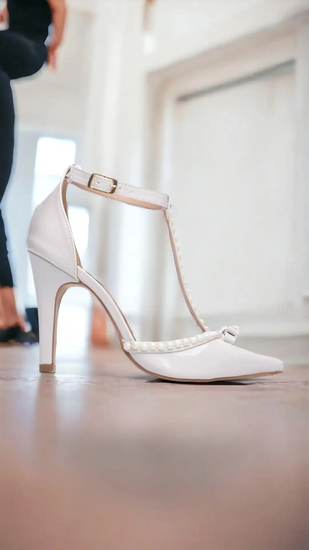 Sapato Scarpin Off White Verniz com Pérola Salto 9cm