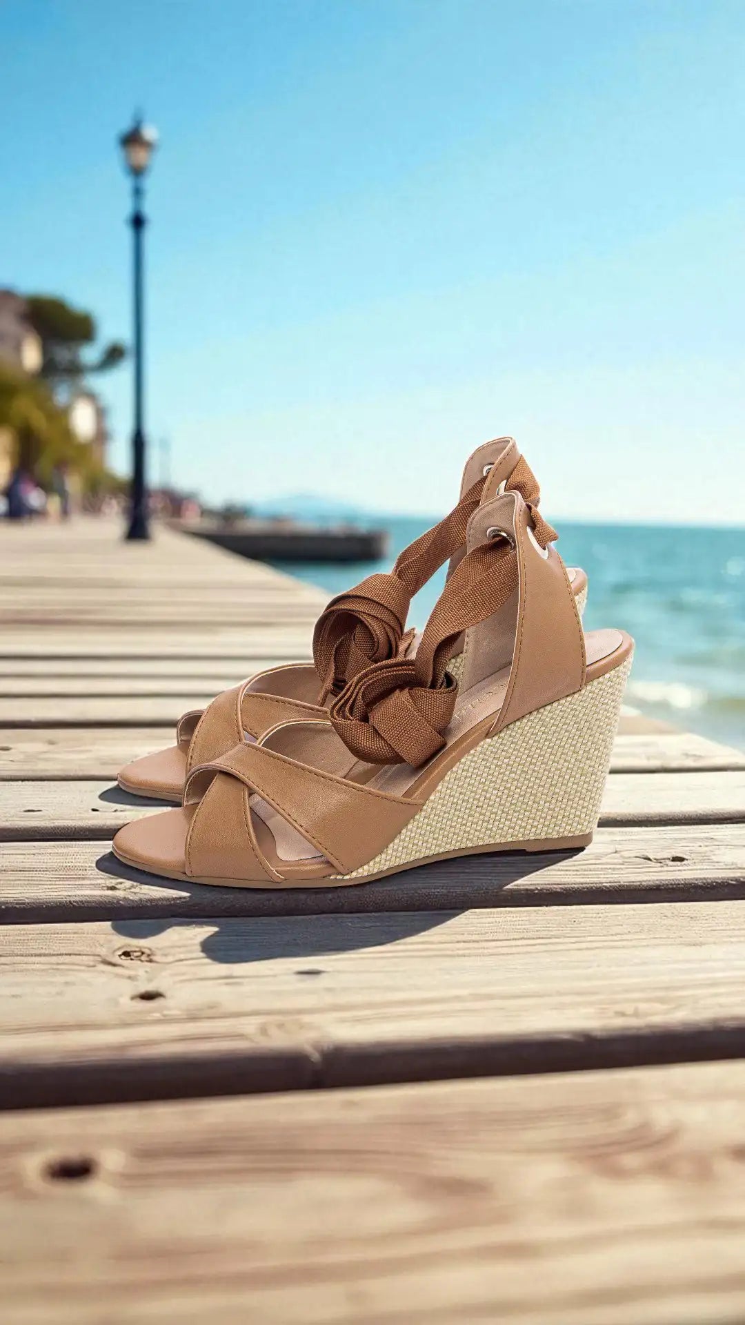 Sandália Anabela Napa Caramelo com Ilhós Dourado Salto 7 cm