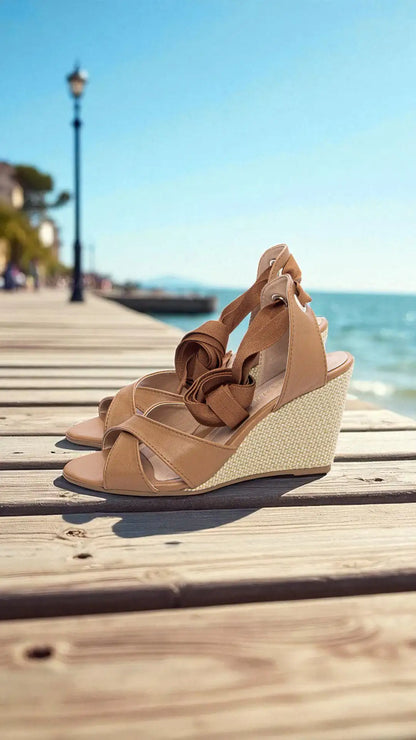 Sandália Anabela Napa Caramelo com Ilhós Dourado Salto 7 cm