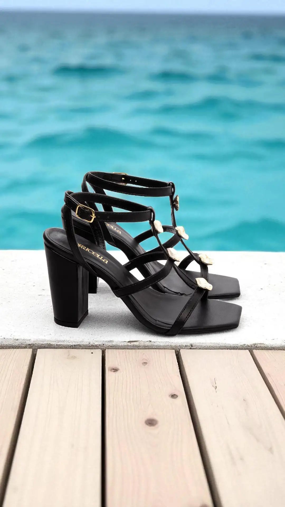 Sandália Feminina Preta com Detalhes Dourados e Salto Grosso 9 cm