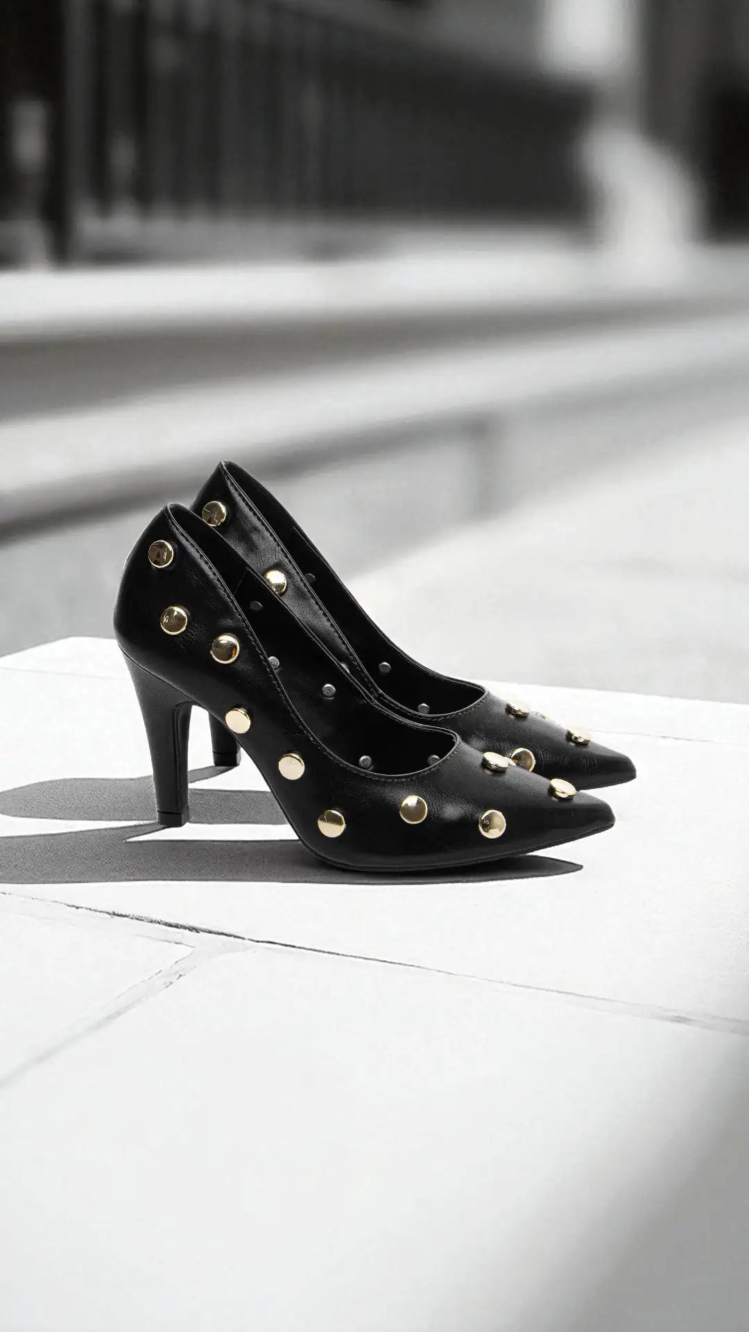 Scarpin Preto Elegante com Detalhes Dourados  Hyly Prime