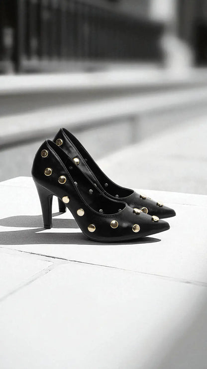 Scarpin Preto Elegante com Detalhes Dourados  Hyly Prime