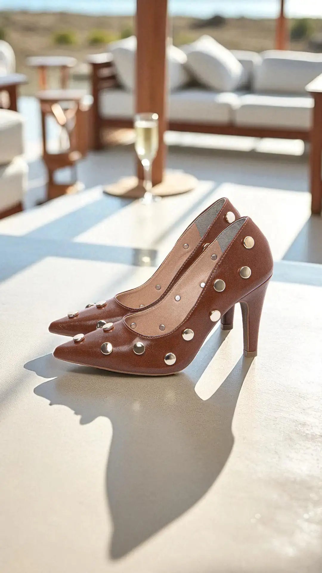 Scarpin Feminino Caramelo Elegante com Detalhes Dourados – Hyly Prime