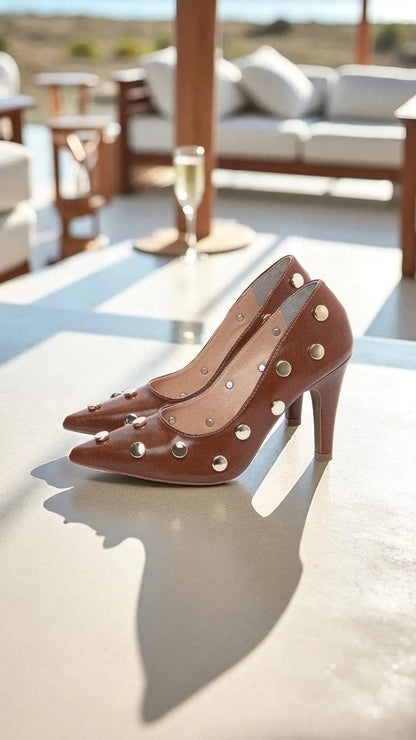 Scarpin Feminino Caramelo Elegante com Detalhes Dourados – Hyly Prime