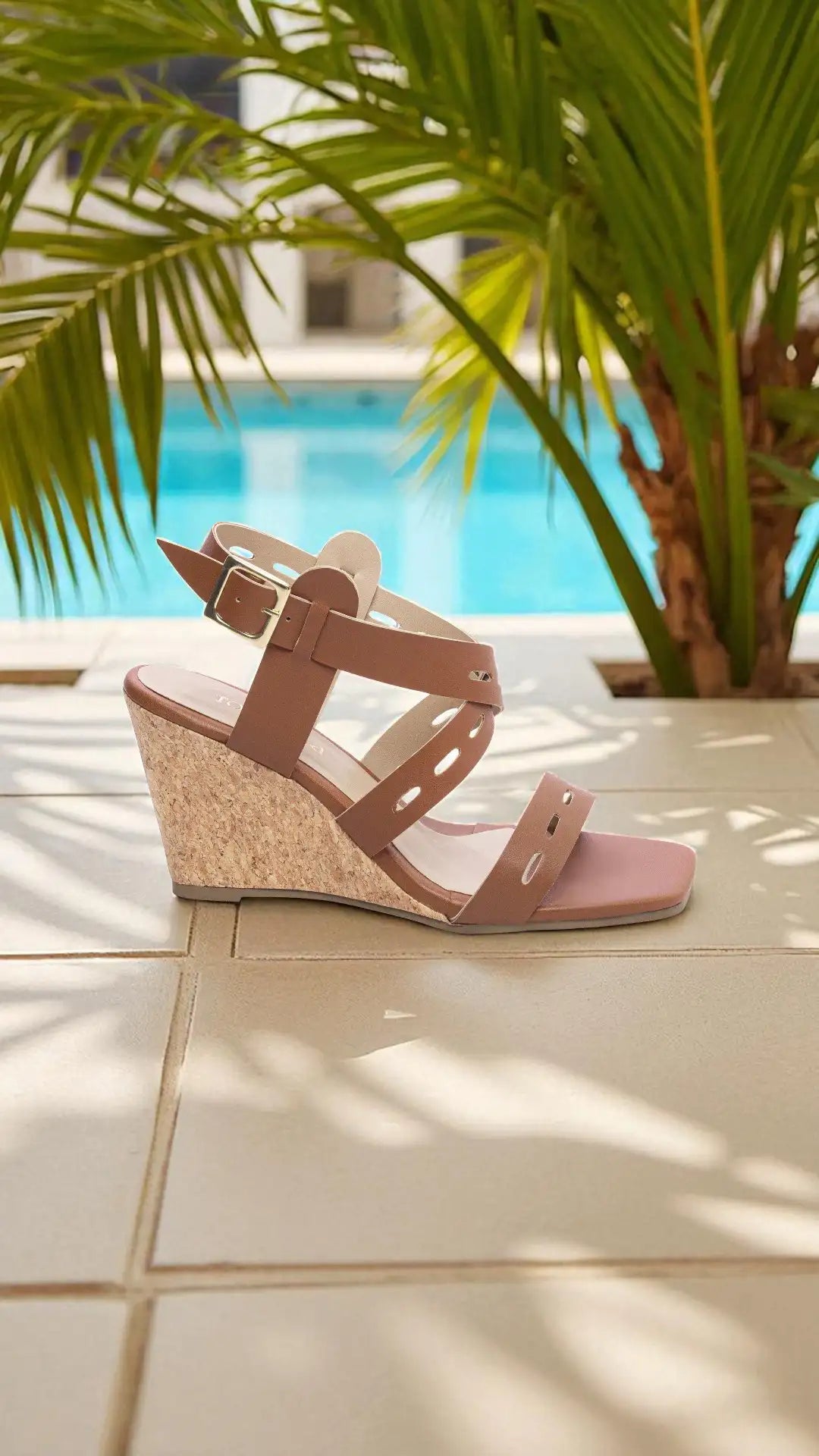 Sandália Anabela Feminina Caramelo com Fivela Dourada