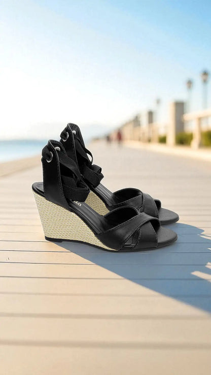 Sandália Anabela Napa Preta com Ilhós Dourado Salto 7 cm