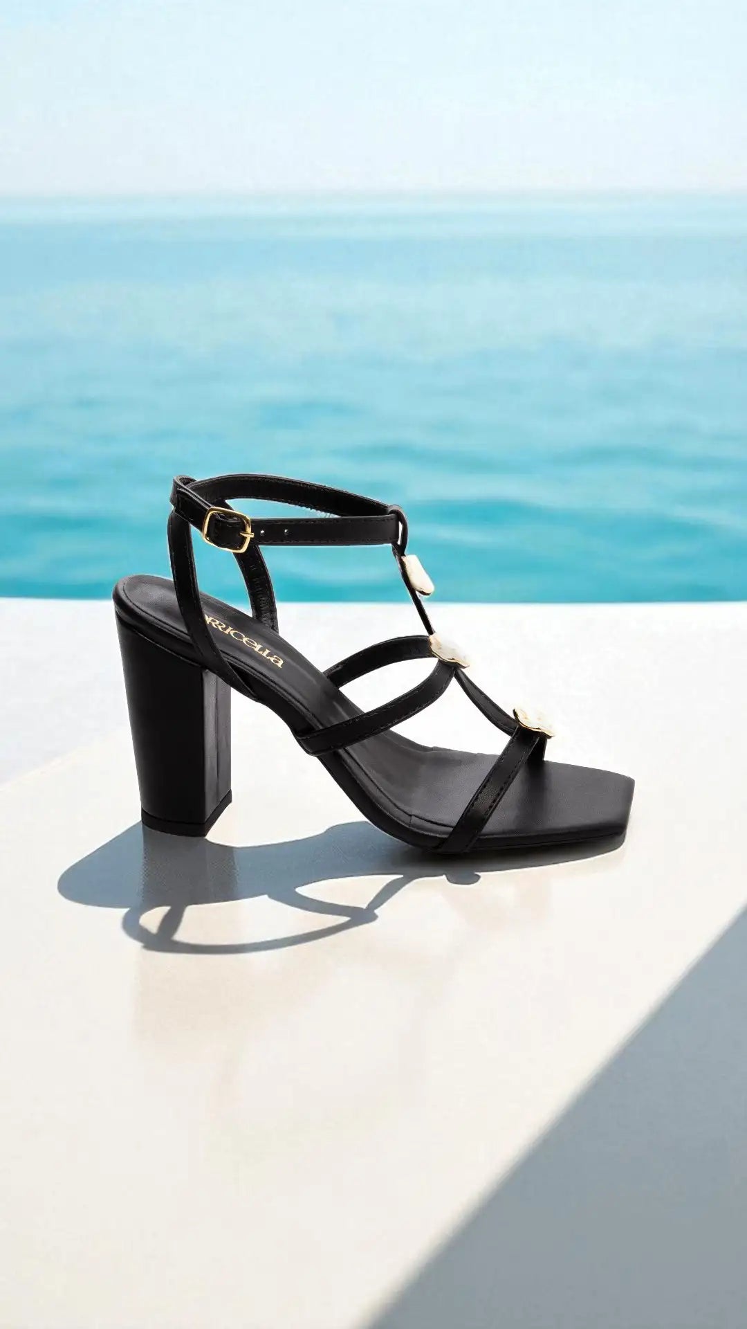 Sandália Feminina Preta com Detalhes Dourados e Salto Grosso 9 cm