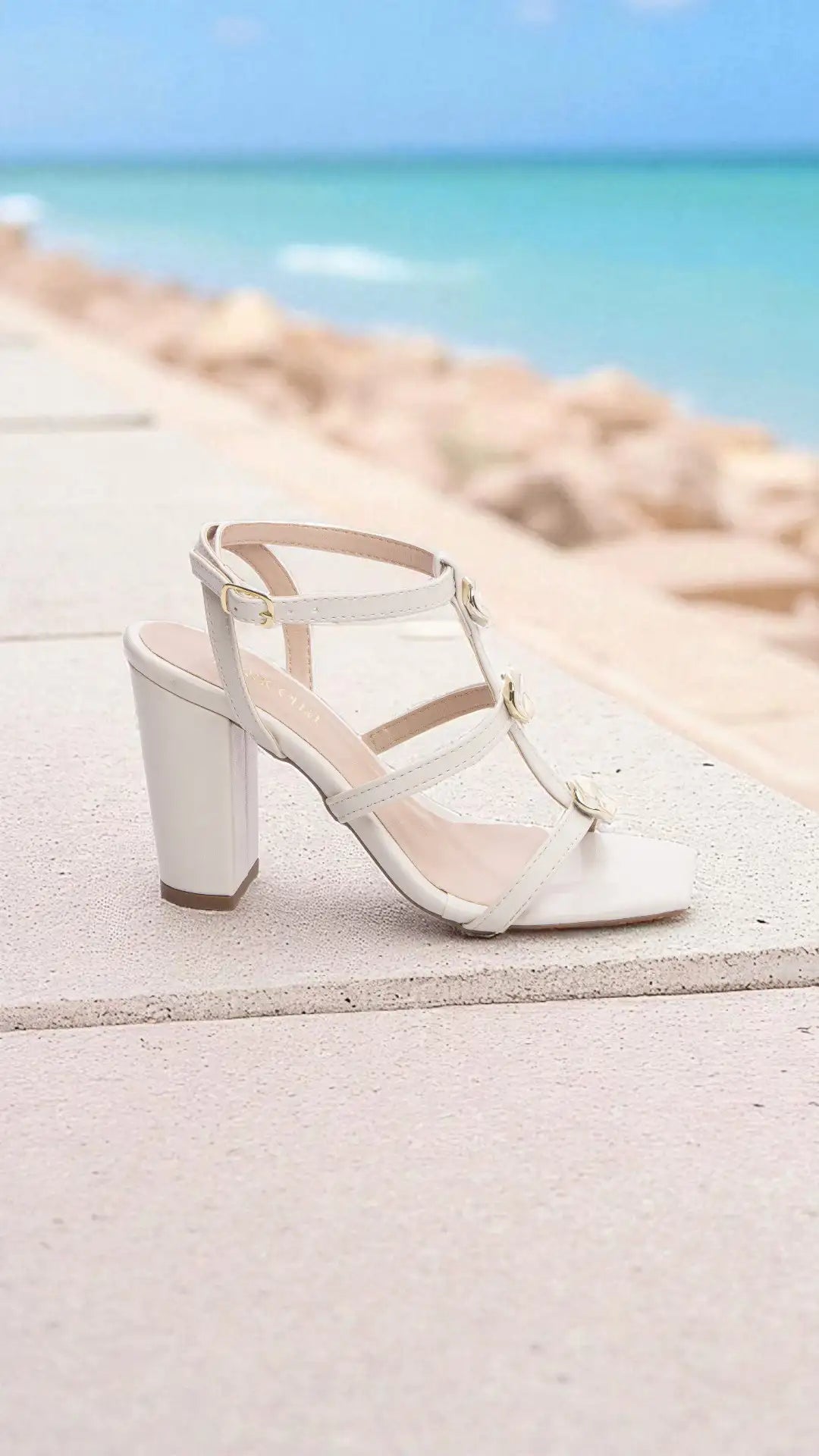 Sandália Feminina Elegante Off White com Salto Grosso Antiderrapante