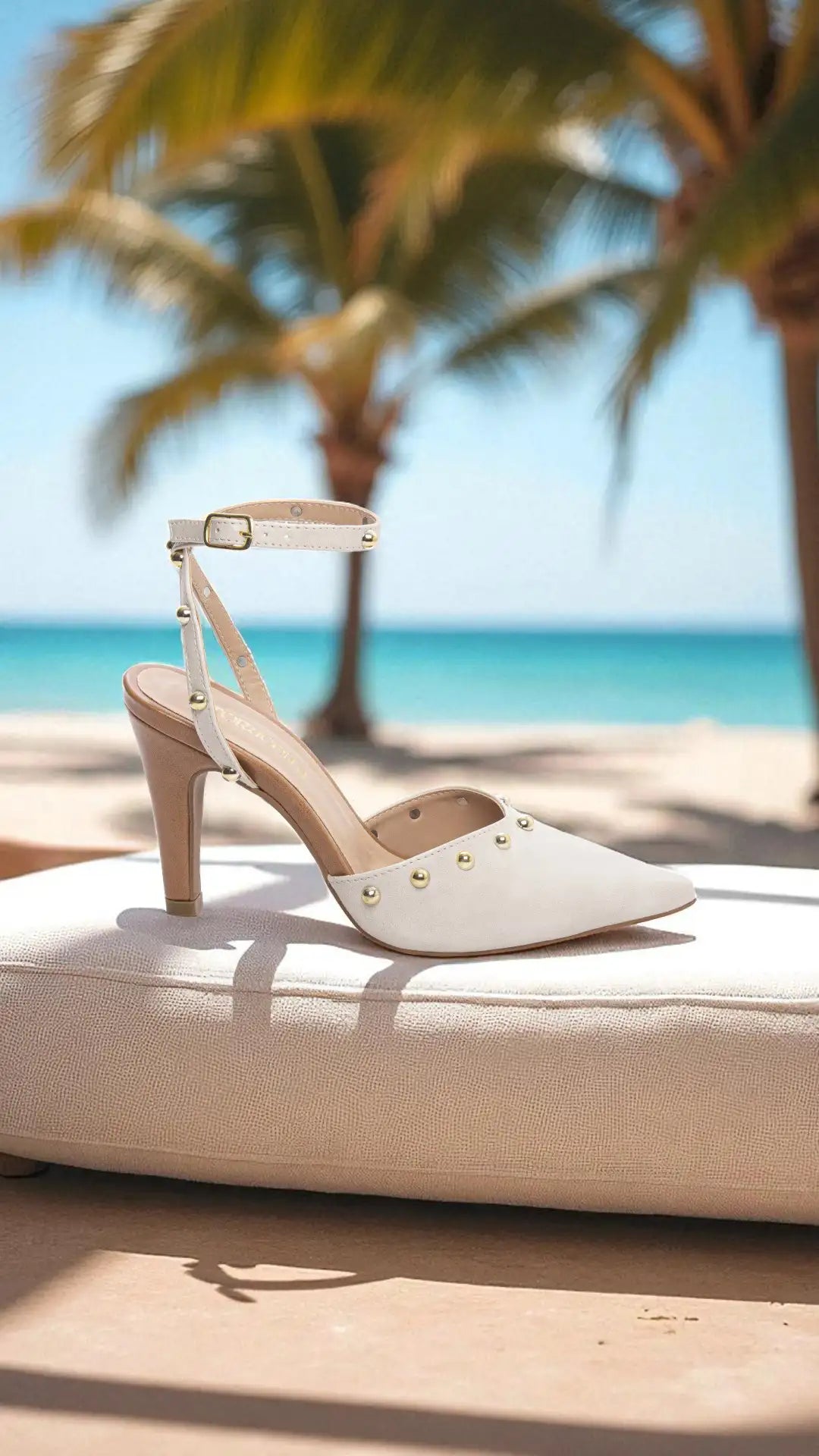 Scarpin Salto Fino Off White com Detalhes Bege e Dourado 9 cm