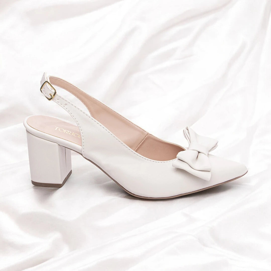 Sapato Scarpin Torricella Off White com Fivela Dourada