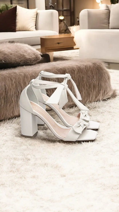 Sandália Feminina Off White com Laço Nó Salto 8,5 cm