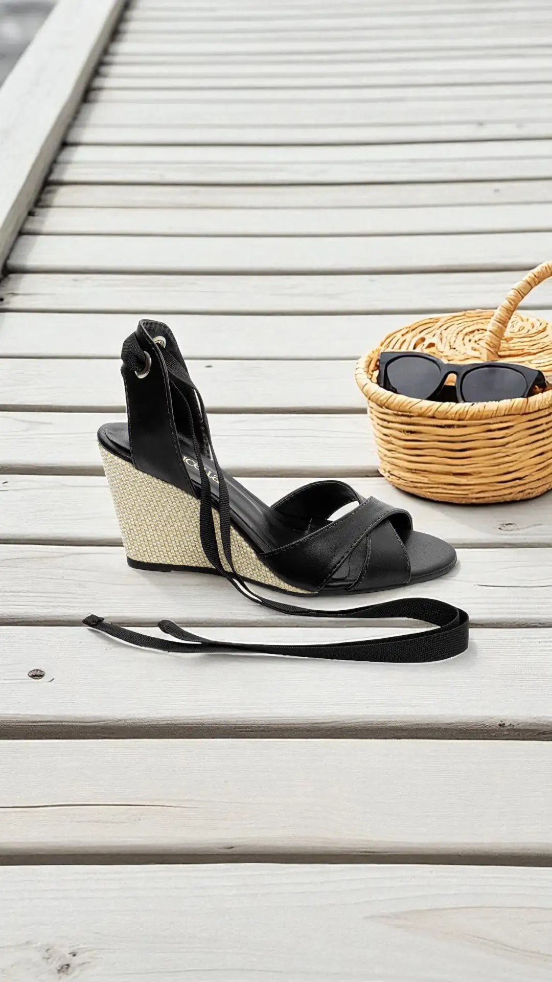 Sandália Anabela Napa Preta com Ilhós Dourado Salto 7 cm