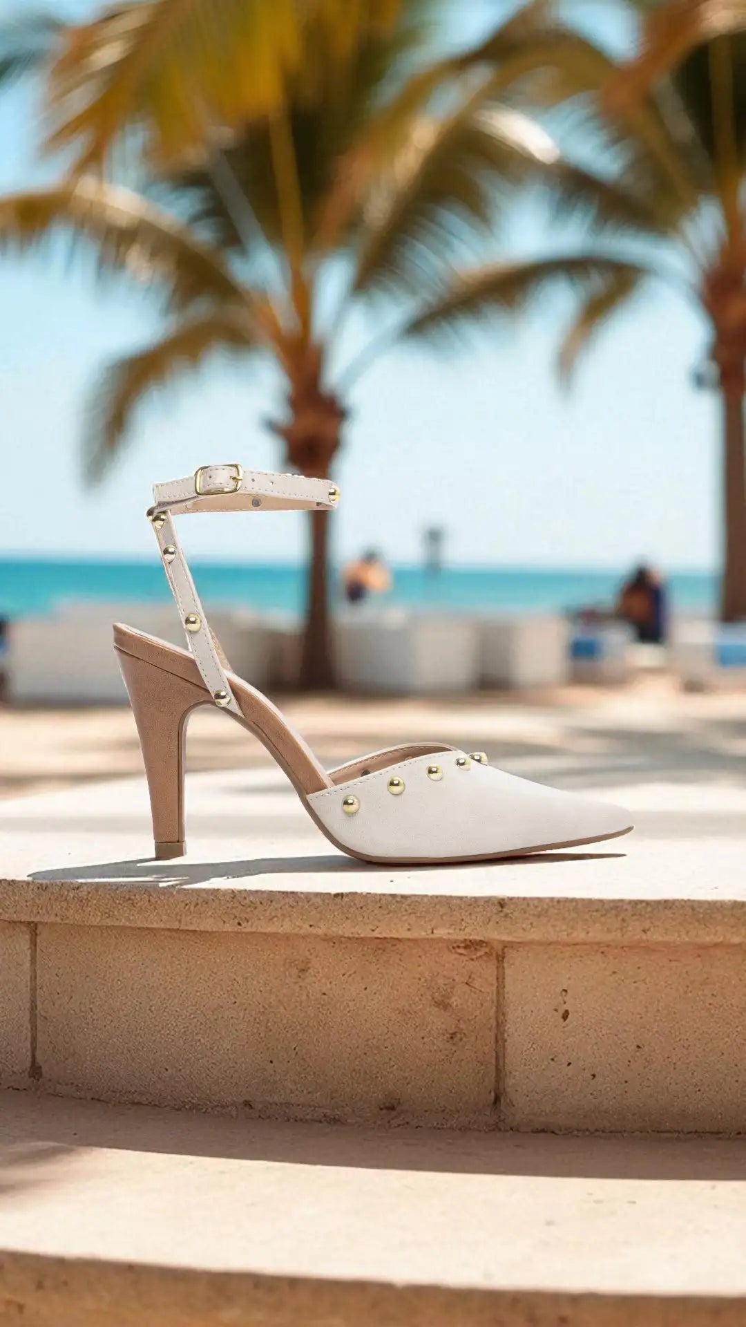 Scarpin Salto Fino Off White com Detalhes Bege e Dourado 9 cm