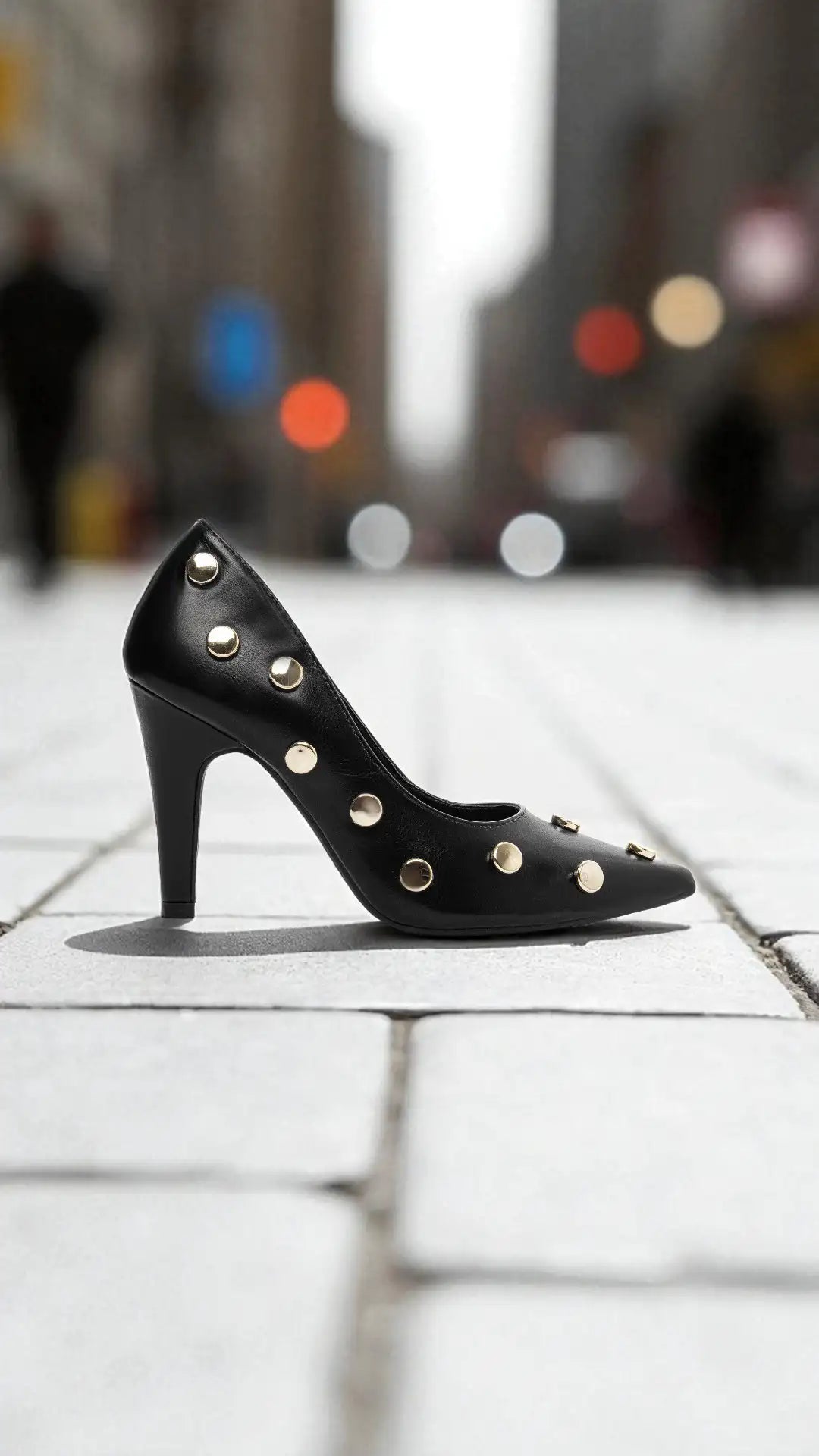 Scarpin Preto Elegante com Detalhes Dourados  Hyly Prime