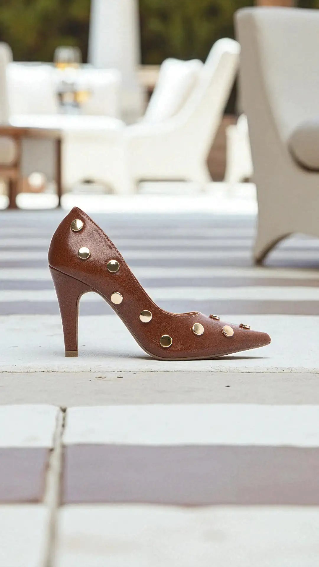 Scarpin Feminino Caramelo Elegante com Detalhes Dourados – Hyly Prime