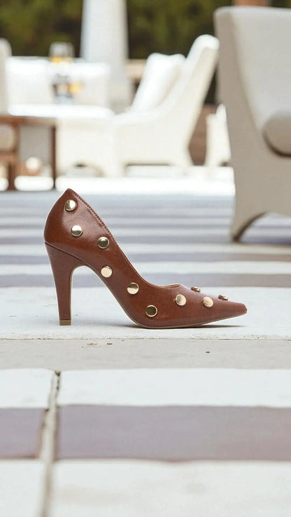 Scarpin Feminino Caramelo Elegante com Detalhes Dourados – Hyly Prime
