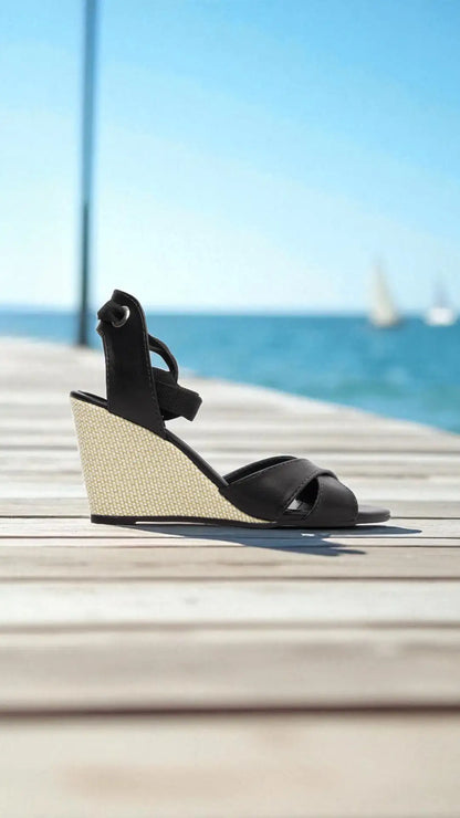 Sandália Anabela Napa Preta com Ilhós Dourado Salto 7 cm