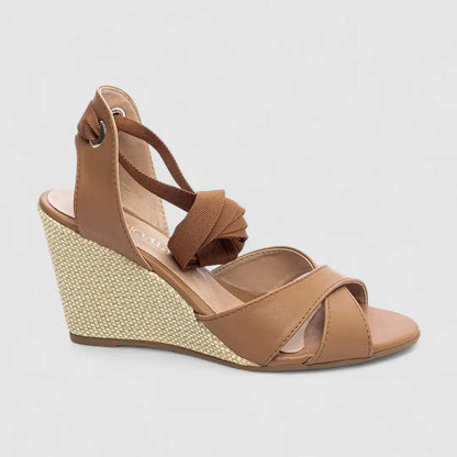 Sandália Anabela Napa Caramelo com Ilhós Dourado Salto 7 cm