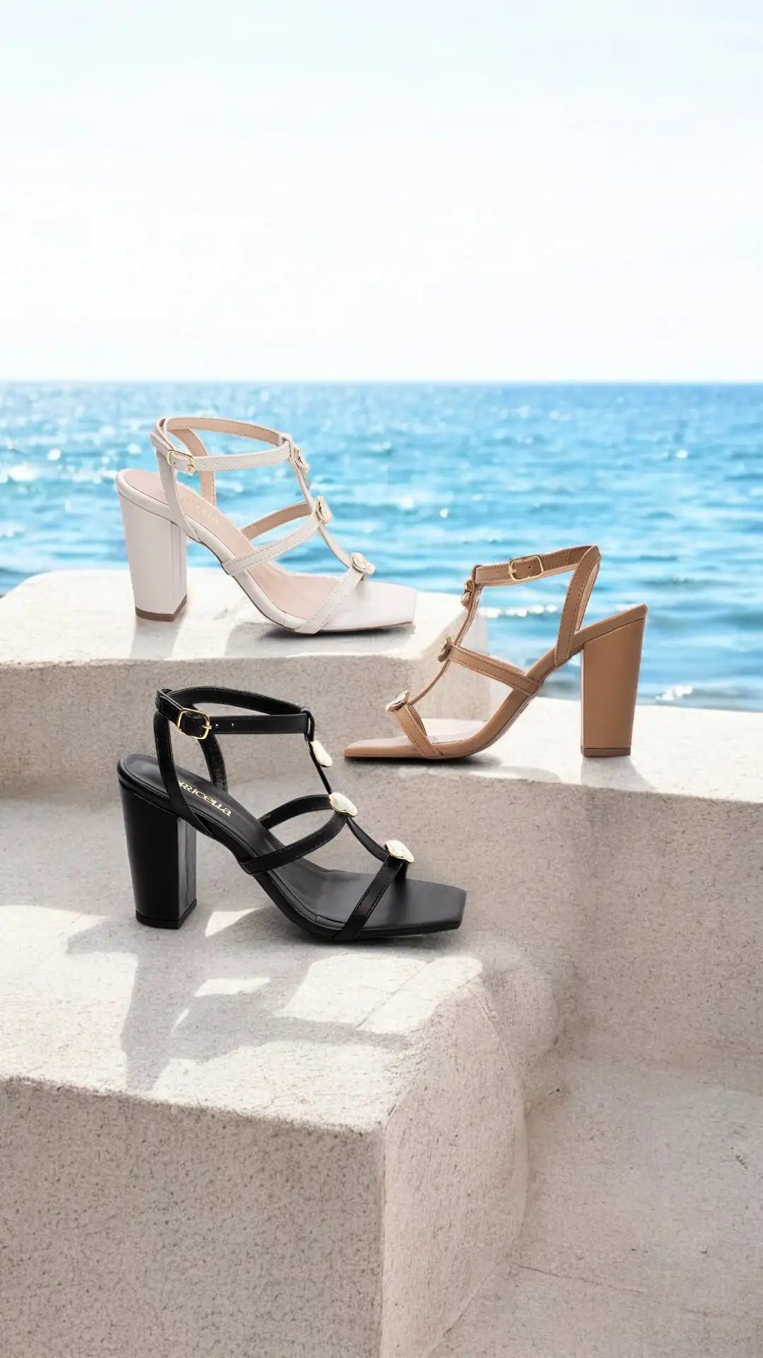 Sandália Feminina Preta com Detalhes Dourados e Salto Grosso 9 cm