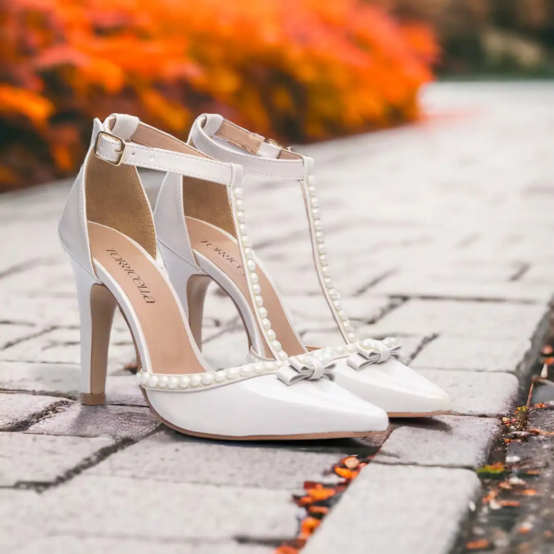 Sapato Scarpin Off White Verniz com Pérola Salto 9cm