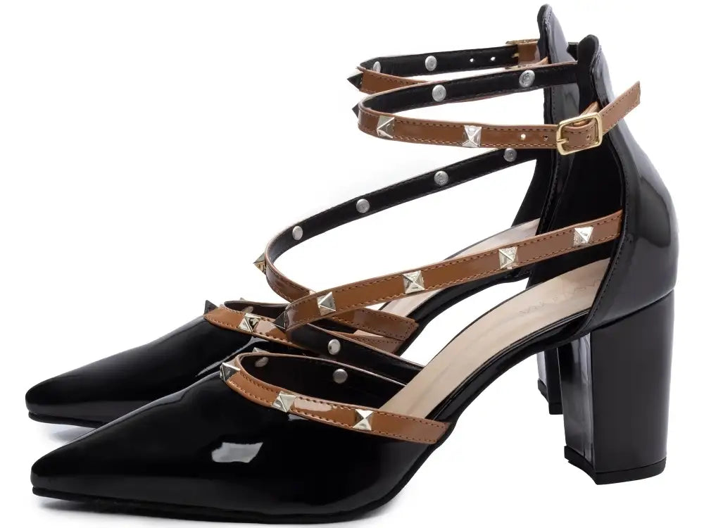 Scarpin Arrasadora Verniz Preto e Caramelo com Fivela Dourada | Hyly Prime
