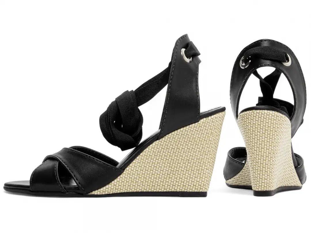 Sandália Anabela Napa Preta com Ilhós Dourado Salto 7 cm