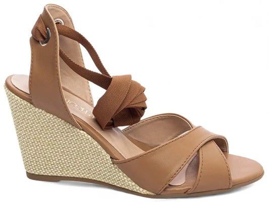 Sandália Anabela Napa Caramelo com Ilhós Dourado Salto 7 cm