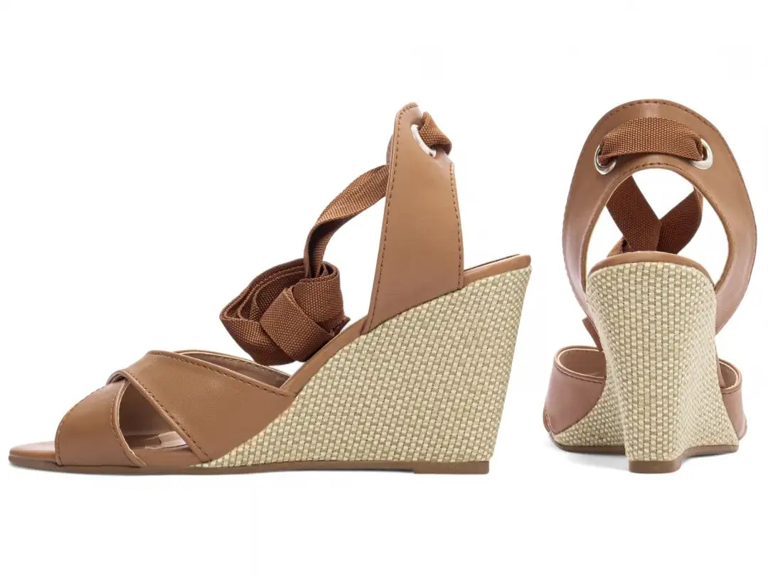 Sandália Anabela Napa Caramelo com Ilhós Dourado Salto 7 cm