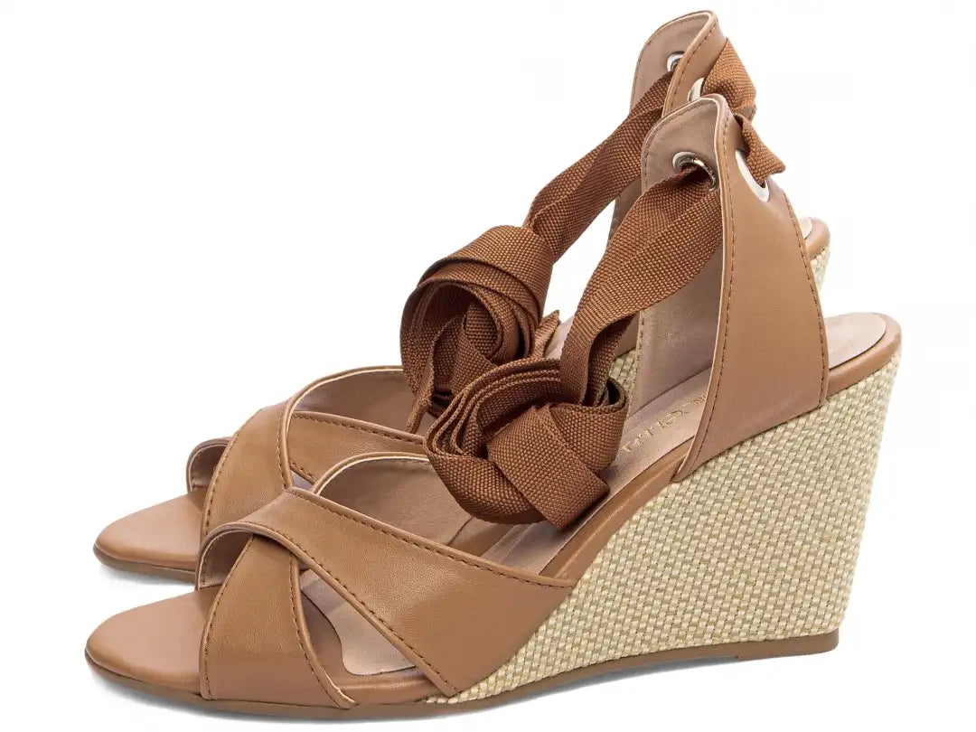 Sandália Anabela Napa Caramelo com Ilhós Dourado Salto 7 cm