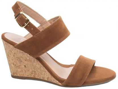 Sandália Anabela Camurção Caramelo com Fivela Dourada Salto 7 cm