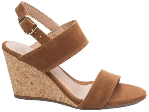 Sandália Anabela Camurção Caramelo com Fivela Dourada Salto 7 cm