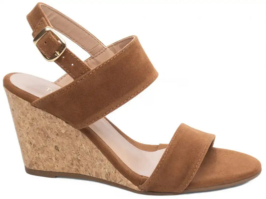 Sandália Anabela Camurção Caramelo com Fivela Dourada Salto 7 cm