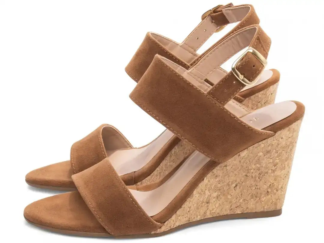 Sandália Anabela Camurção Caramelo com Fivela Dourada Salto 7 cm