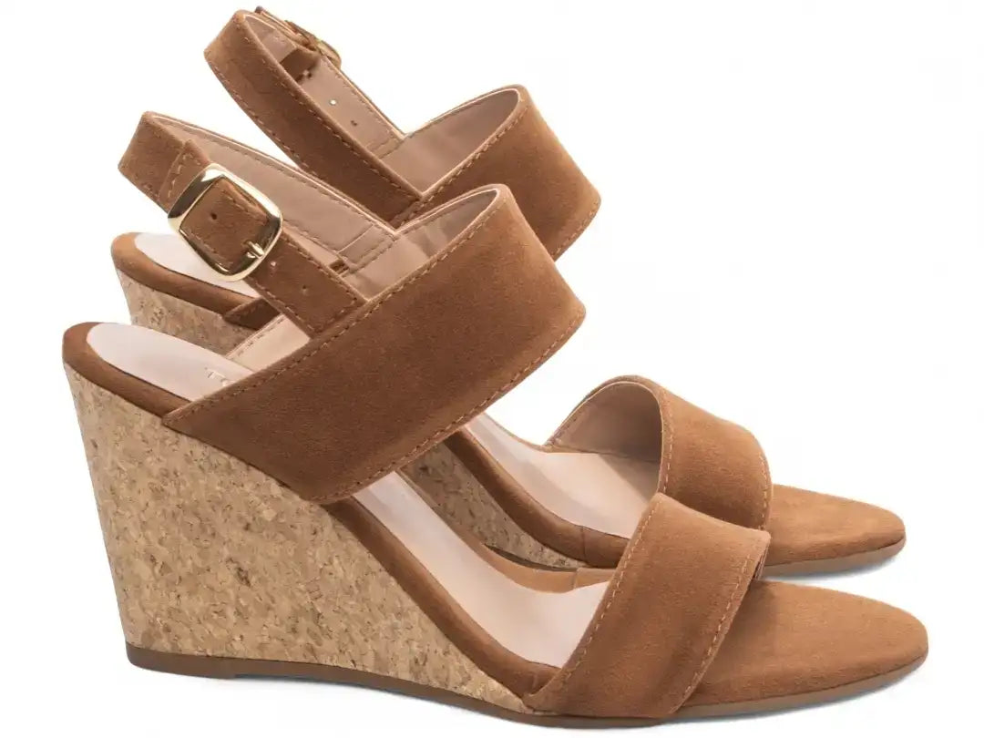 Sandália Anabela Camurção Caramelo com Fivela Dourada Salto 7 cm