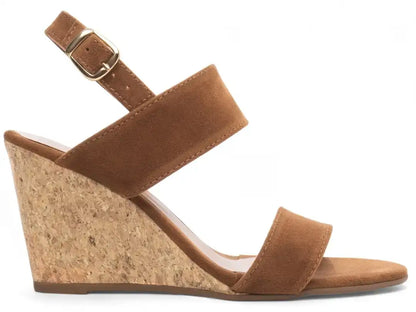 Sandália Anabela Camurção Caramelo com Fivela Dourada Salto 7 cm