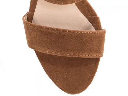 Sandália Anabela Camurção Caramelo com Fivela Dourada Salto 7 cm