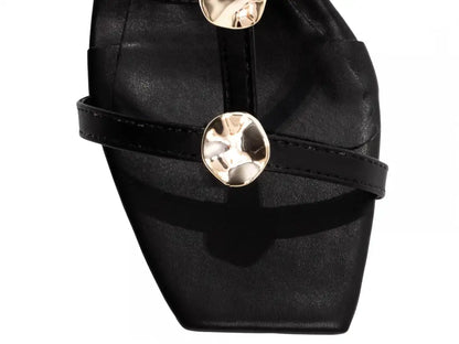 Sandália Feminina Preta com Detalhes Dourados e Salto Grosso 9 cm