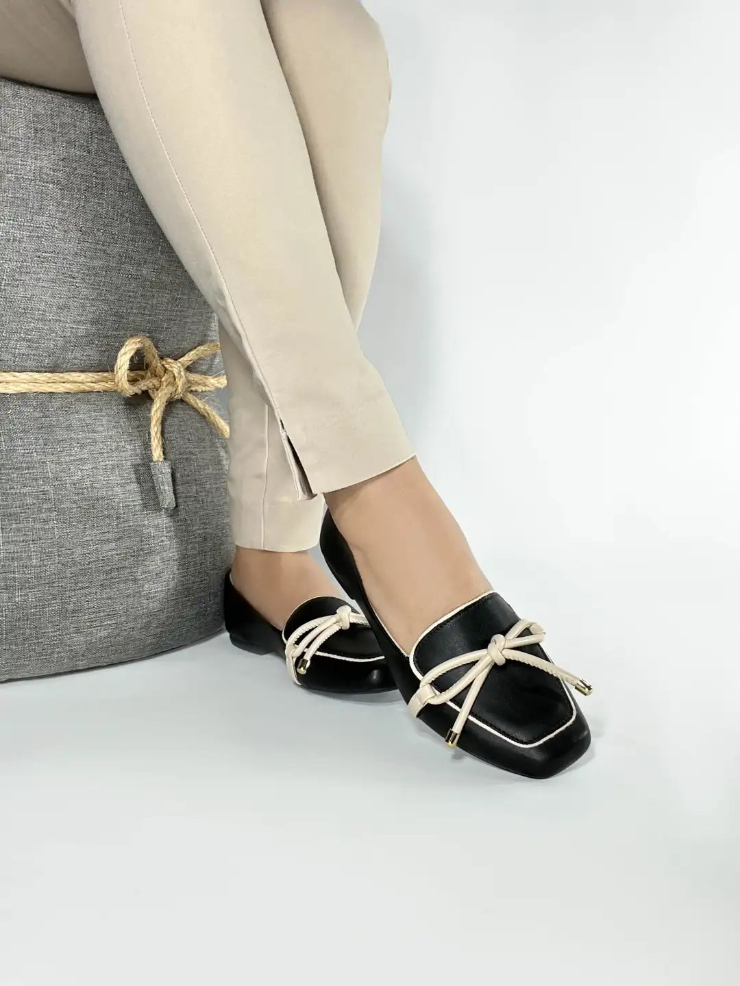 Mocassim Feminino Rasteiro Napa Preto com Laço Off White