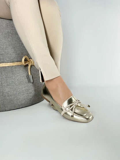 Mocassim Feminino Rasteiro Napa Ouro Light com Off White