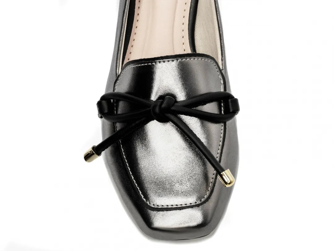Mocassim Feminino Rasteiro Prata Velho com Preto Elegante