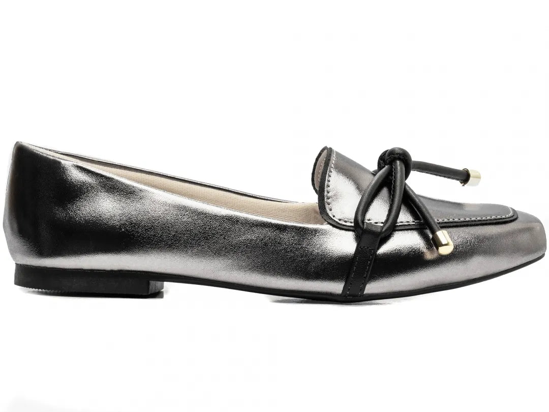 Mocassim Feminino Rasteiro Prata Velho com Preto Elegante