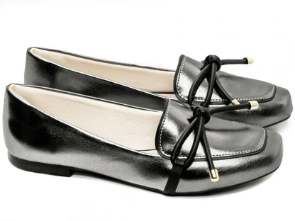 Mocassim Feminino Rasteiro Prata Velho com Preto Elegante