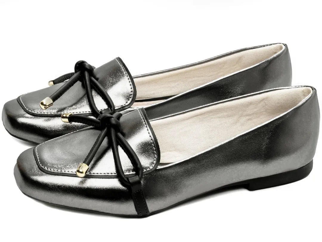 Mocassim Feminino Rasteiro Prata Velho com Preto Elegante