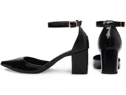 Sapato Scarpin Verniz Preto com Salto 6,5 cm e Fivela Dourada