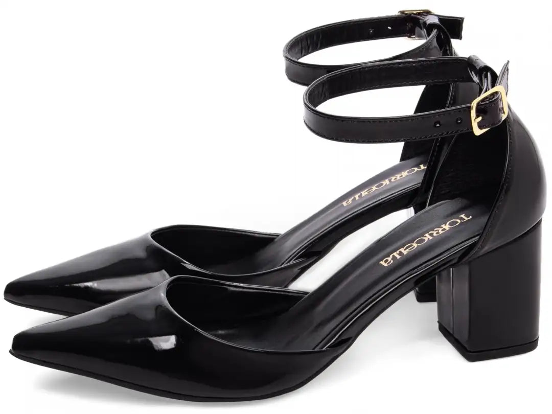 Sapato Scarpin Verniz Preto com Salto 6,5 cm e Fivela Dourada