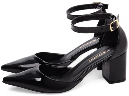 Sapato Scarpin Verniz Preto com Salto 6,5 cm e Fivela Dourada