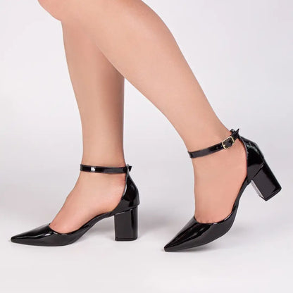 Sapato Scarpin Verniz Preto com Salto 6,5 cm e Fivela Dourada